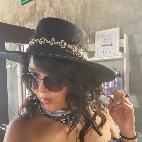 Meet your Posher, Julie - Picture 2 of 3